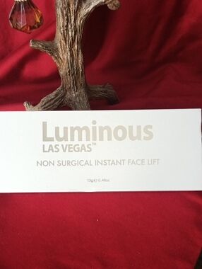 Luminous Las Vegas Non-Surgical Instant Face Lift - White & Gold Box